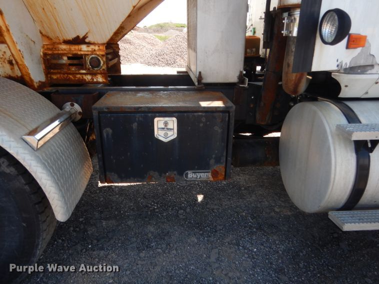 image for item DJ1912 2002 International 9400i  spreader truck