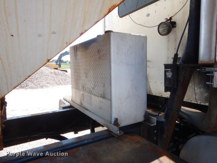 image for item DJ1912 2002 International 9400i  spreader truck