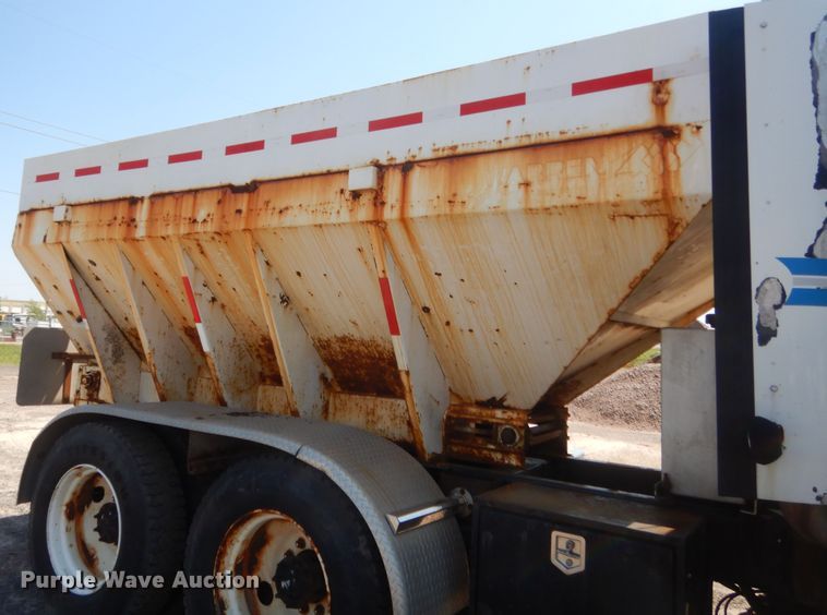 image for item DJ1912 2002 International 9400i  spreader truck