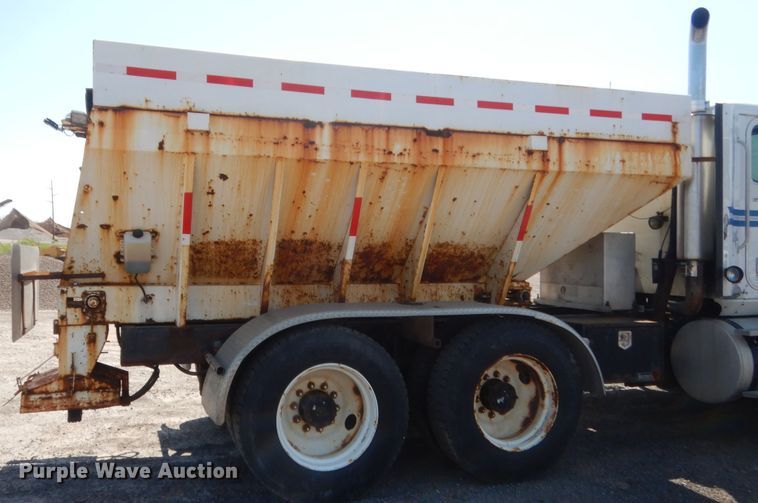 image for item DJ1912 2002 International 9400i  spreader truck