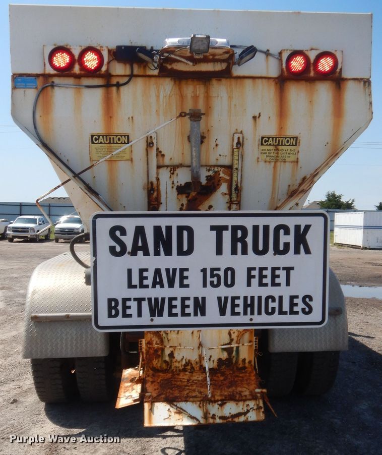 image for item DJ1912 2002 International 9400i  spreader truck