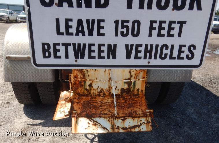 image for item DJ1912 2002 International 9400i  spreader truck