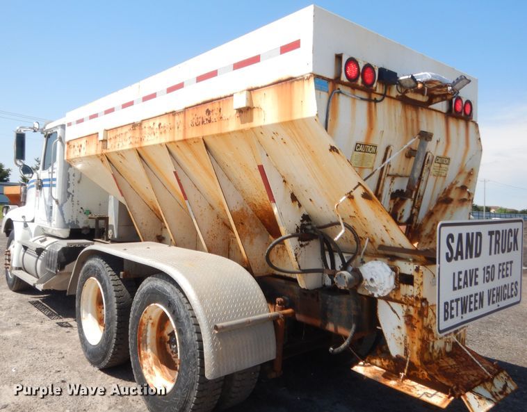 image for item DJ1912 2002 International 9400i  spreader truck