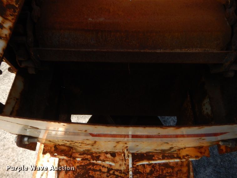 image for item DJ1912 2002 International 9400i  spreader truck