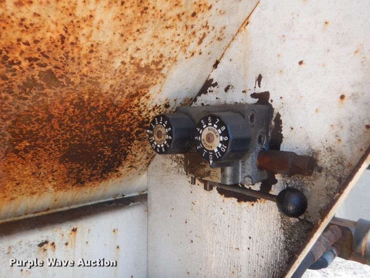 image for item DJ1912 2002 International 9400i  spreader truck