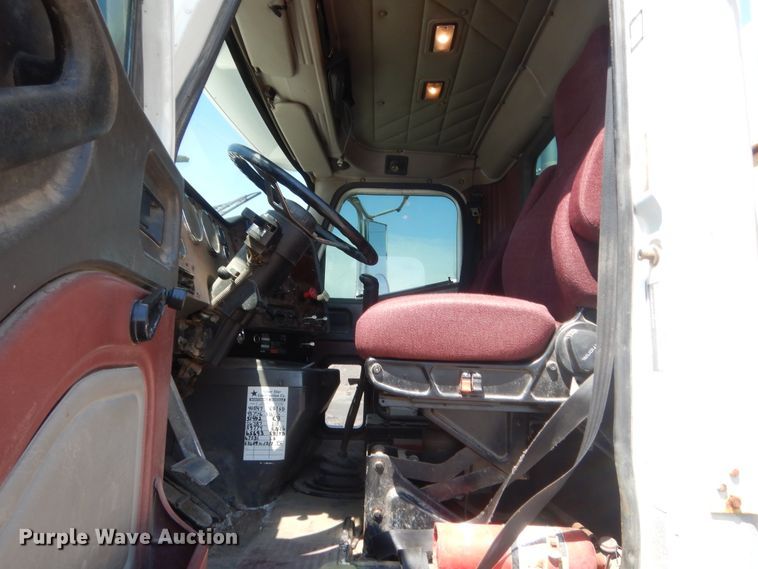 image for item DJ1912 2002 International 9400i  spreader truck