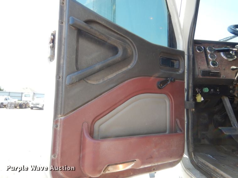 image for item DJ1912 2002 International 9400i  spreader truck