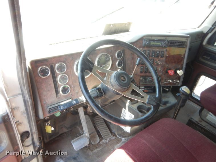 image for item DJ1912 2002 International 9400i  spreader truck