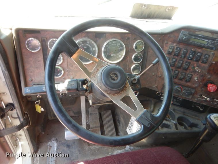 image for item DJ1912 2002 International 9400i  spreader truck