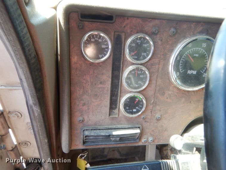 image for item DJ1912 2002 International 9400i  spreader truck