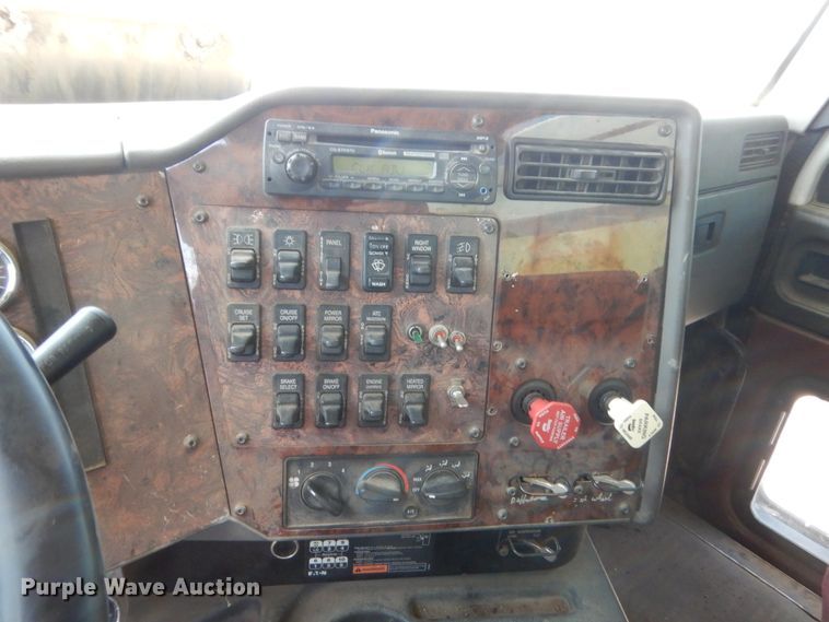 image for item DJ1912 2002 International 9400i  spreader truck