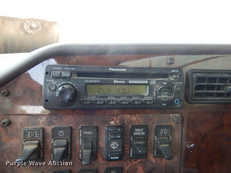 image for item DJ1912 2002 International 9400i  spreader truck