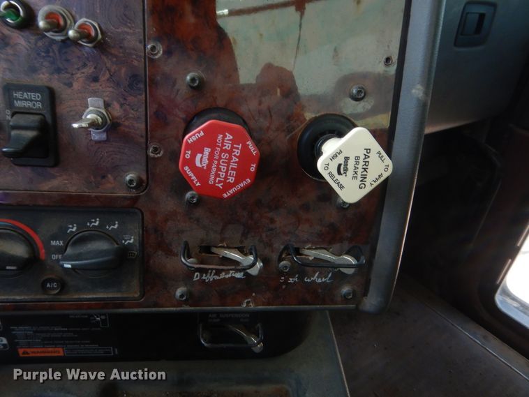 image for item DJ1912 2002 International 9400i  spreader truck