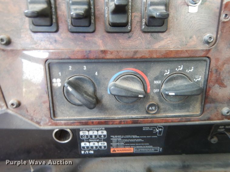 image for item DJ1912 2002 International 9400i  spreader truck