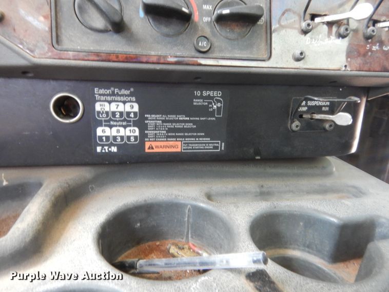 image for item DJ1912 2002 International 9400i  spreader truck