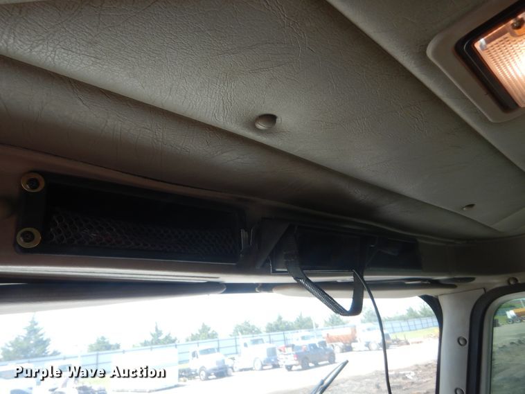 image for item DJ1912 2002 International 9400i  spreader truck