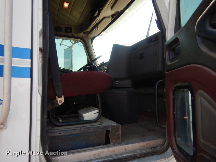 image for item DJ1912 2002 International 9400i  spreader truck