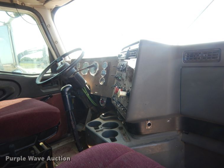 image for item DJ1912 2002 International 9400i  spreader truck