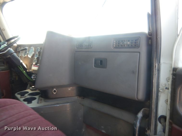 image for item DJ1912 2002 International 9400i  spreader truck