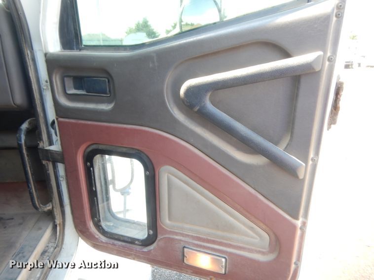 image for item DJ1912 2002 International 9400i  spreader truck