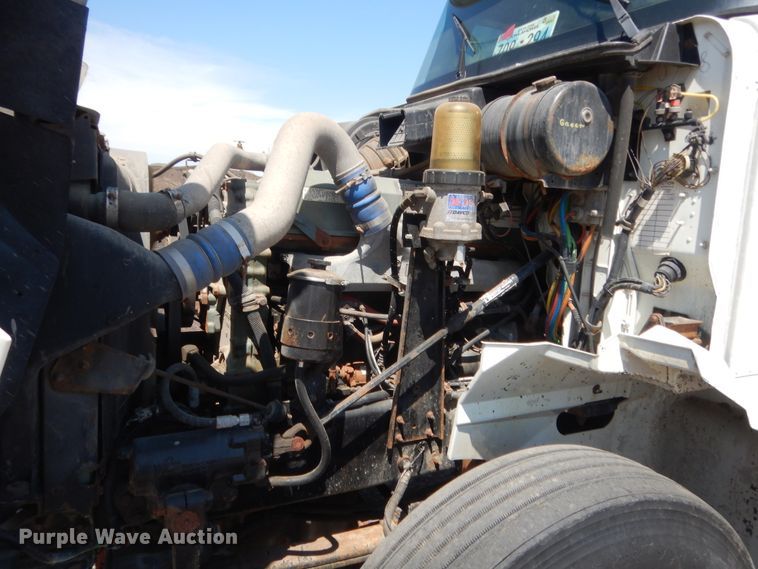 image for item DJ1912 2002 International 9400i  spreader truck