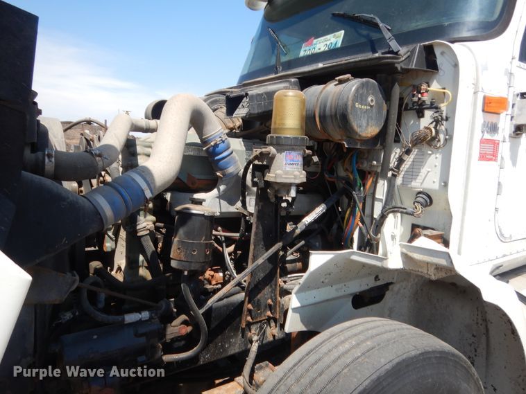 image for item DJ1912 2002 International 9400i  spreader truck