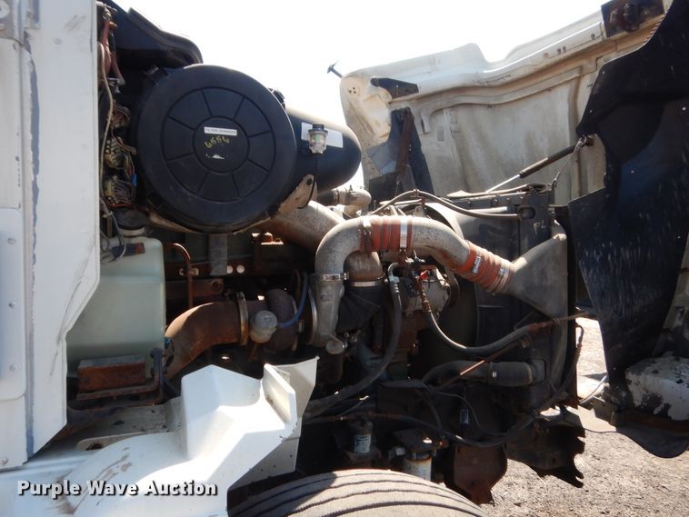 image for item DJ1912 2002 International 9400i  spreader truck