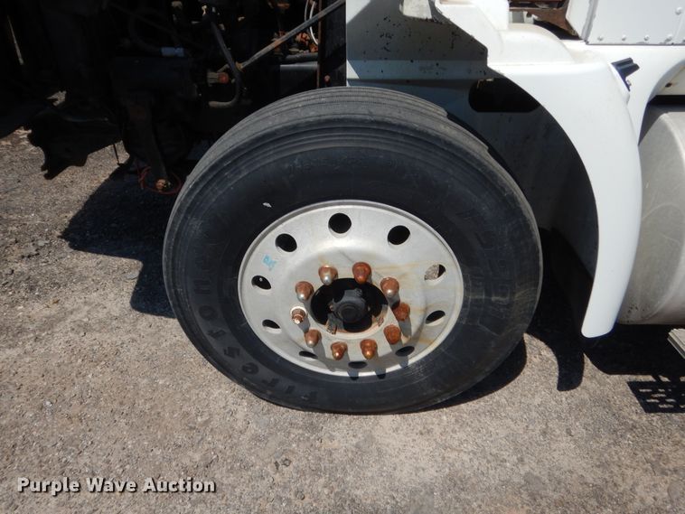 image for item DJ1912 2002 International 9400i  spreader truck