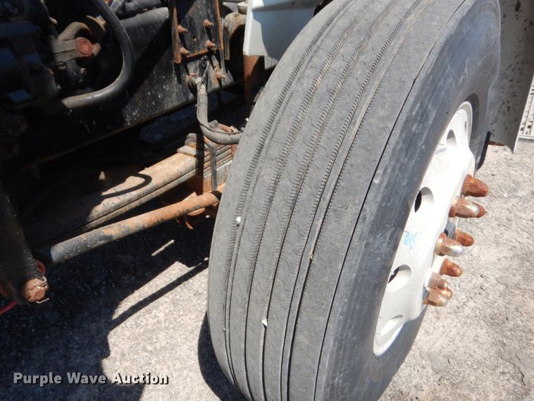 image for item DJ1912 2002 International 9400i  spreader truck