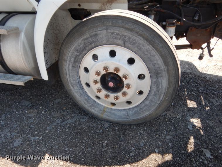 image for item DJ1912 2002 International 9400i  spreader truck