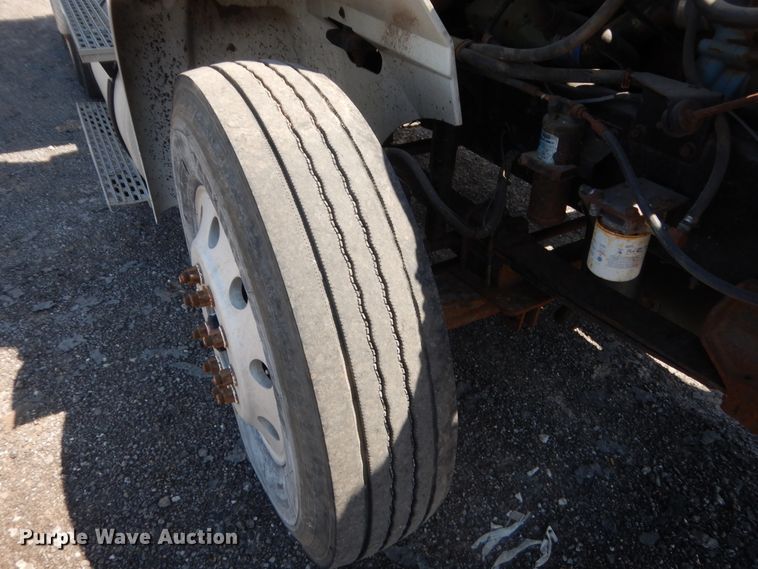 image for item DJ1912 2002 International 9400i  spreader truck