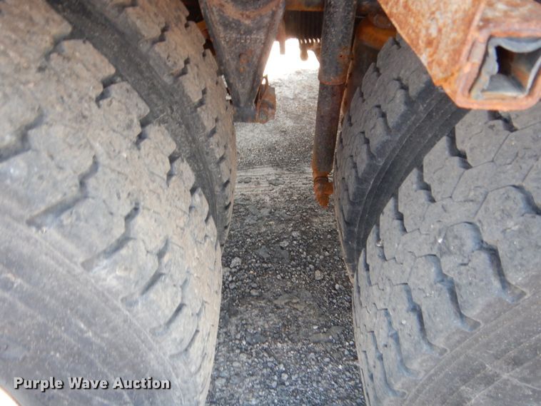 image for item DJ1912 2002 International 9400i  spreader truck