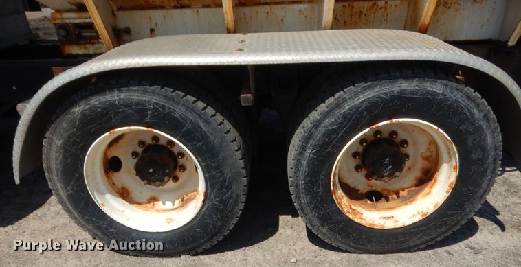 image for item DJ1912 2002 International 9400i  spreader truck