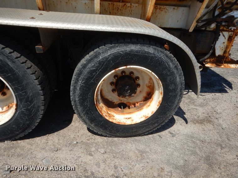 image for item DJ1912 2002 International 9400i  spreader truck