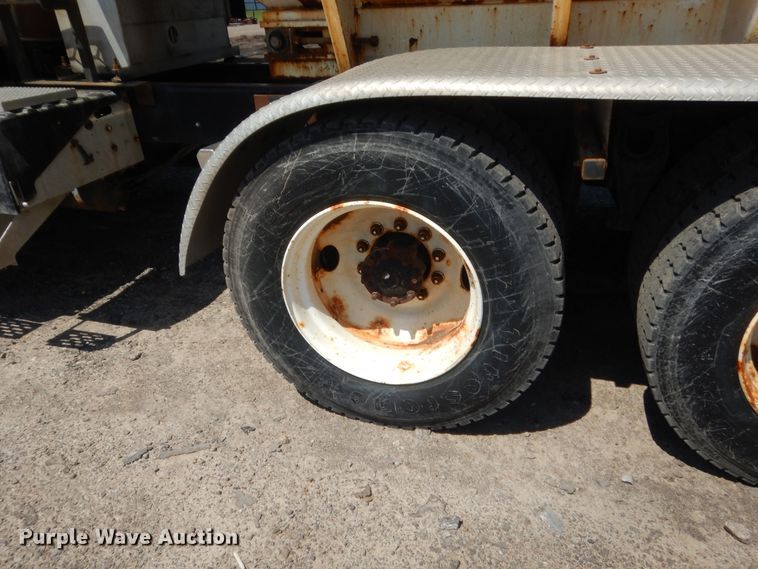 image for item DJ1912 2002 International 9400i  spreader truck