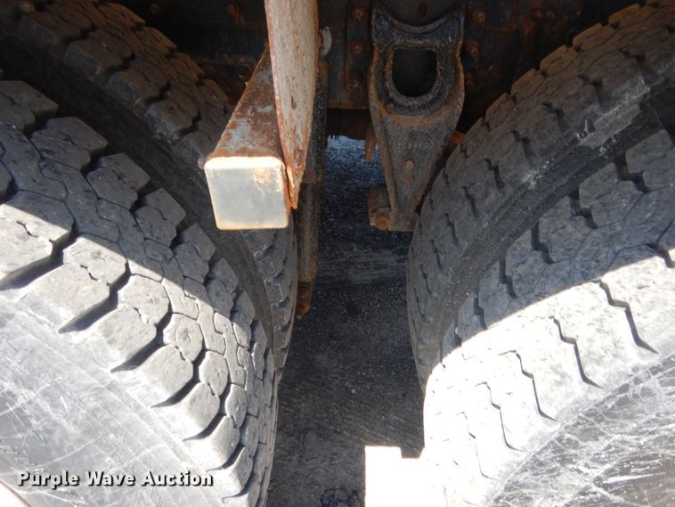 image for item DJ1912 2002 International 9400i  spreader truck