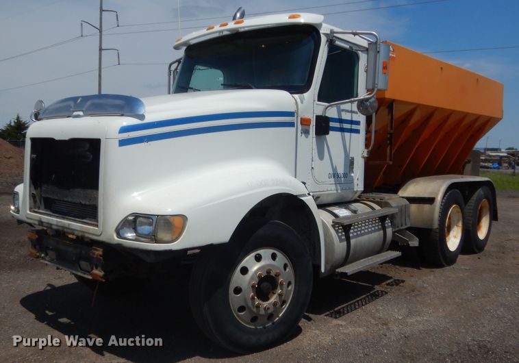 image for item DJ1915 2002 International 9400i  spreader truck