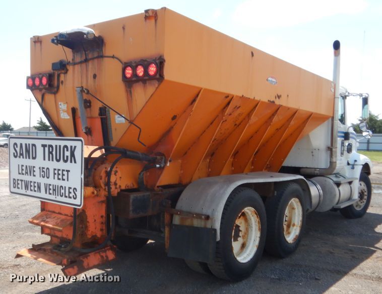 image for item DJ1915 2002 International 9400i  spreader truck