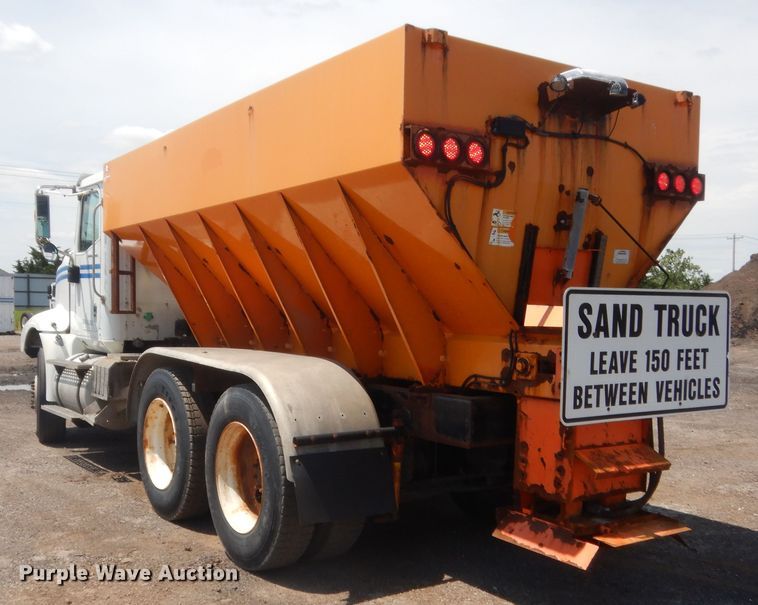 image for item DJ1915 2002 International 9400i  spreader truck