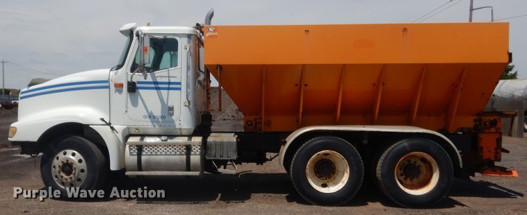 image for item DJ1915 2002 International 9400i  spreader truck
