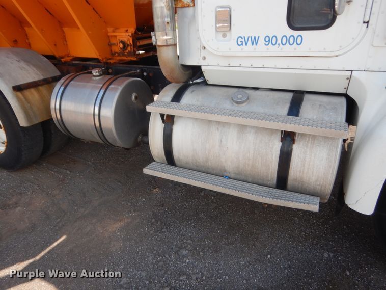 image for item DJ1915 2002 International 9400i  spreader truck