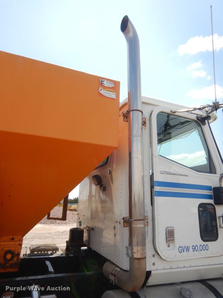 image for item DJ1915 2002 International 9400i  spreader truck