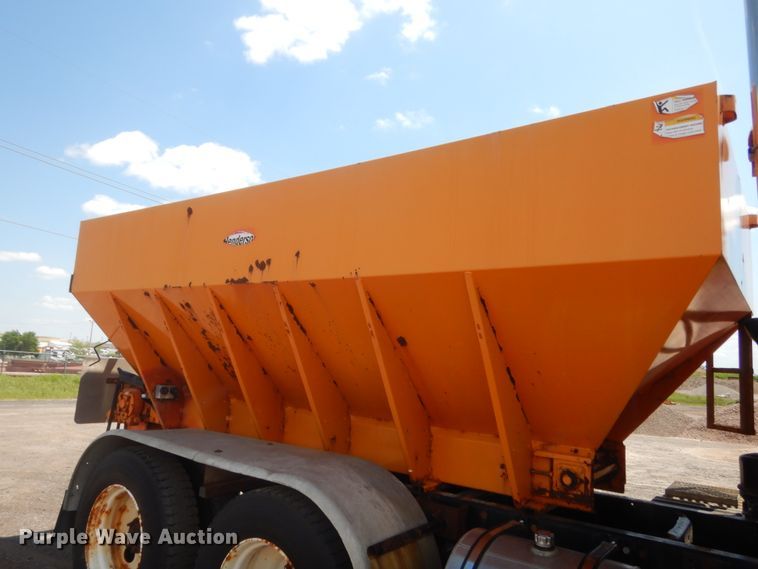 image for item DJ1915 2002 International 9400i  spreader truck