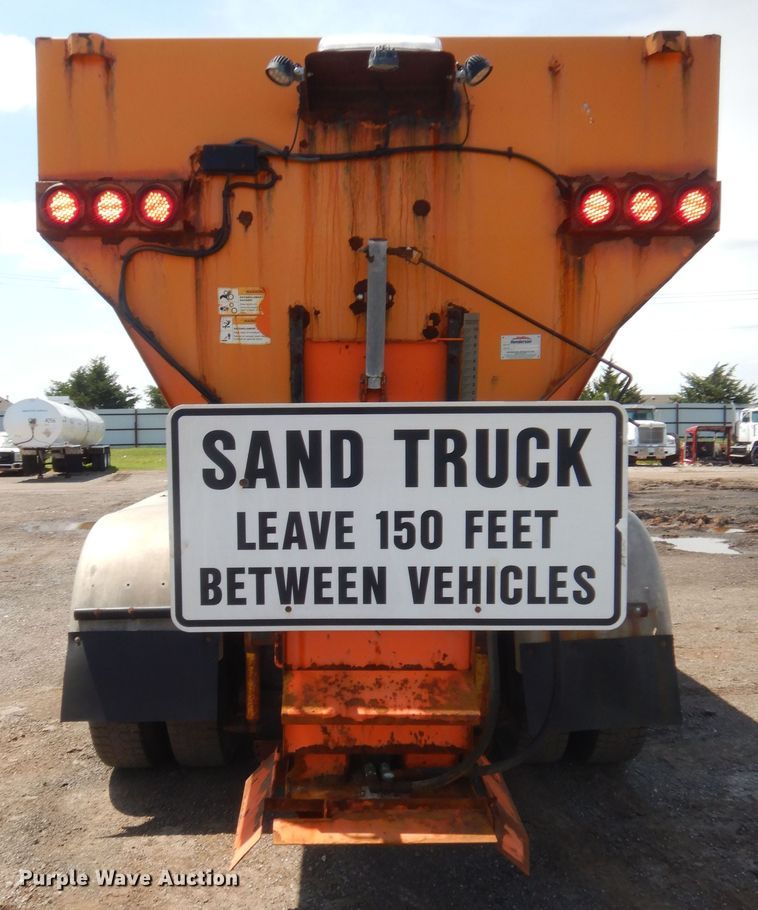 image for item DJ1915 2002 International 9400i  spreader truck