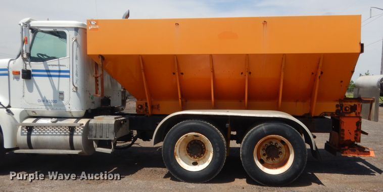 image for item DJ1915 2002 International 9400i  spreader truck