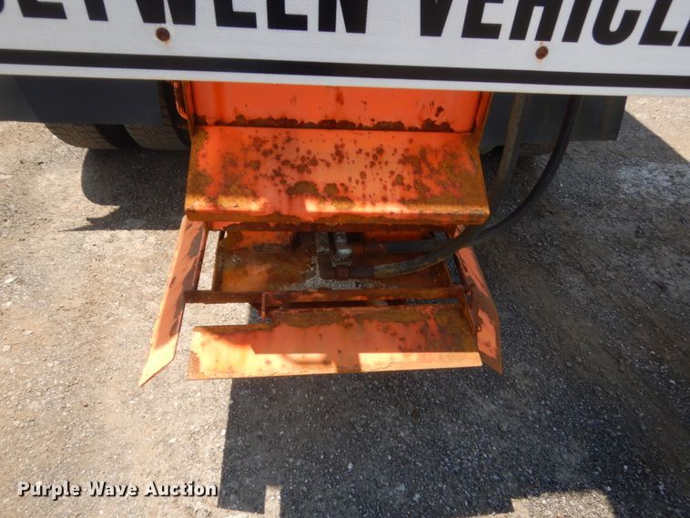 image for item DJ1915 2002 International 9400i  spreader truck