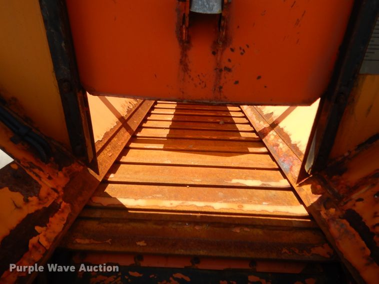 image for item DJ1915 2002 International 9400i  spreader truck