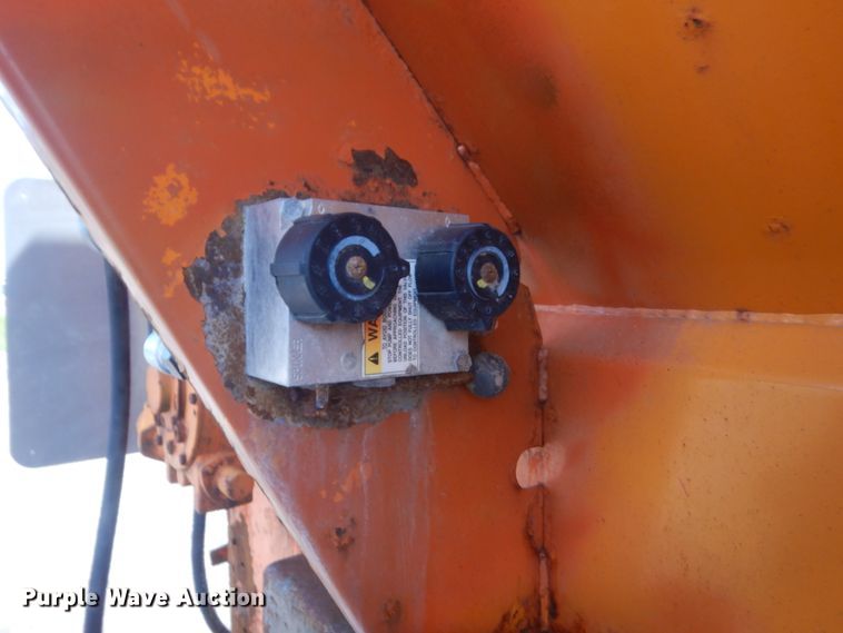 image for item DJ1915 2002 International 9400i  spreader truck