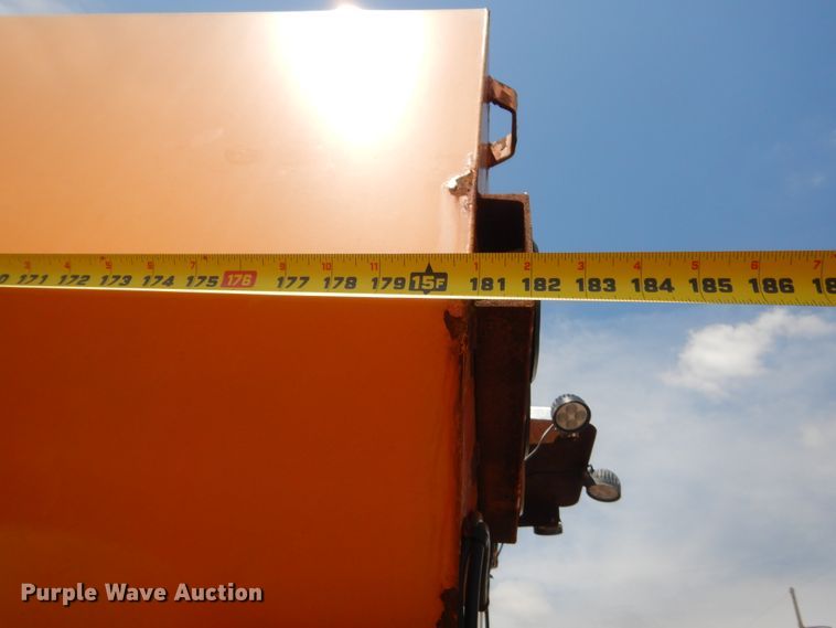 image for item DJ1915 2002 International 9400i  spreader truck