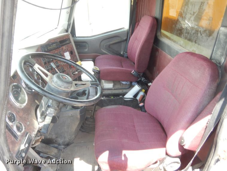 image for item DJ1915 2002 International 9400i  spreader truck